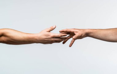 İki el, silah arkadaşına yardım, takım çalışması. El kavramına ve uluslararası barış ve destek gününe yardım etmek. Yardım elini kapat. Yakından el esnemesi. Uzanmış, izole edilmiş bir kol, kurtuluş.
