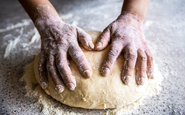 Hazırlık hamurları. Hazırlık hamuru kadın eli gibidir. Pastanede erkeklerin elinden para kazanıyordum. Yemek konsepti. Eller hamur. Kadın eli pizza için hamur yapıyor. Mutfakta şef mangır hazırlar.