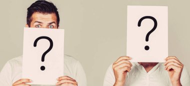 Soru işareti olan adam. Erkek bilinmezliği. Bir sorum var, anonim, habersiz. Soru işaretli kağıt notlar.