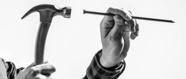 Çekiç el çivisi. El çekiçli çivi. Hammesr ve çivili eller. Çivi çakıyorum, sadece eller. Siyah ve beyaz.