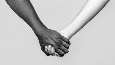 Afrika barış sembolü. Kadın ve erkek el ele tutuşuyor. Beyaz kadın, Afrikalı adam el ele dostluk sembolü. Siyah ve beyaz.