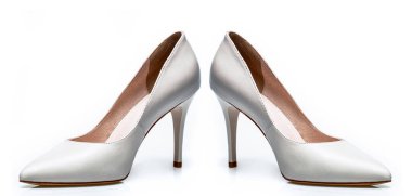 Kadınlar için beyaz ayakkabılar. Beyaz arka planda beyaz topuklu kadın ayakkabıları. Beyaz arka planda izole edilmiş şık kadın ayakkabıları..