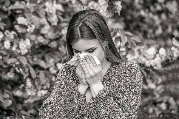 Pollenallergie Niezen Allergie Niezen Lente Een Vrouw Niest Voor Een Rechtenvrije Stockfoto's