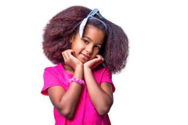 Beyaz arka planda izole edilmiş, gülümseyen tatlı küçük bir kız. Gülümse küçük kız. Amerikalı kız gülüşü ve kıvırcık saçlar. Gülen tatlı afro kız portresi.