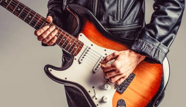Elektro gitar, gitarist, müzisyen rock. Gitar akustiği. Gitar çal. Canlı müzik. Müzik festivali. Sahne bandında enstrüman