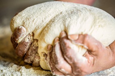 Fırında kadın eli ile para kazanmak. Yemek konsepti. Eller hamur. Kadın eli pizza için hamur yapıyor. Hazırlık hamurları. Hazırlık, kadınların ellerini güçlendirir.