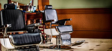 Berber koltuğu, modern kuaför, kuaför, erkekler için berber dükkanı. Şık, klasik berber koltuğu. Berber dükkanında profesyonel kuaför..