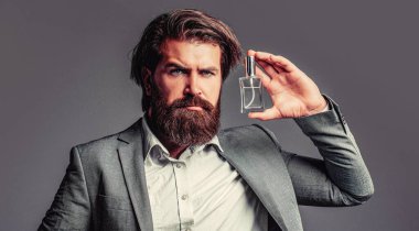 Erkeksi parfüm. Erkek parfümü, parfüm. Erkek parfümü, parfüm, kozmetik. Elinde parfüm şişesi tutan bir adam. Parfüm şişesi.