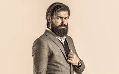 Takım elbiseli şık yakışıklı adam. Yakışıklı sakallı iş adamı. Takım elbiseli yakışıklı sakallı adamın portresi..