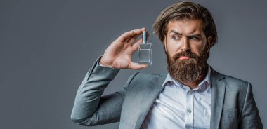 Erkek Parfüm, koku. Erkeksi bir parfüm. Parfüm veya kolonya şişesi. Erkek Parfüm ve parfümeri, kozmetik. Sakallı adam kadar parfüm şişe tutan. Moda kolonya şişesi.