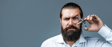 Berber makası, berber dükkanı. Berber makası. Klasik berber dükkanı, tıraş. Berber dükkanında bir erkek, saç kesimi. Berber dükkanında erkek tıraşı.