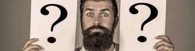 Düşünen şüpheci adam, bir çözüm arıyor. İnsan yüzünün ifadesi bu. Sakallı adam soru işareti, çözüm sorunları. Soru işaretiyle düşünen adam.