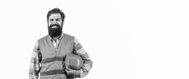 Üniforma giyen ağır iş adamının portresi. Sakallı, miğferli ya da kasklı sakallı bir işçi. Gülümseyen bir inşaatçının portresi. İnsan üreticileri, endüstri. Siyah ve beyaz.