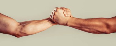 El kavramına ve uluslararası barış ve destek gününe yardım etmek. - Yakın çekim. Uzanmış, izole edilmiş bir kol, kurtuluş. Dostane bir tokalaşma. İki el, el sıkışın..