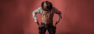 Silahlı bir kovboy, kovboy şapkalı silahlı bir adam. Şapkalı Batılı adam. Amerikalı çiftçi. Kovboy şapkalı, silahlı bir adam. Batı, silahlar. Bir kovboyun portresi.