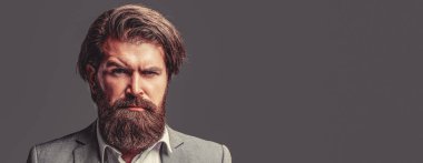 Mükemmel sakal. Sakallı erkek, şık saç stili, sakallı. Takım elbiseli şık yakışıklı adam. Takım elbiseli adam. Erkek sakalı ve bıyığı. Takım elbiseli şık bir adam. Smokinli bir erkek. Tarz sahibi bir adamın portresi..