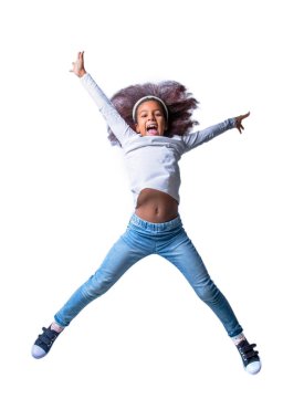 Zıplayan mutlu genç kızın parlak resmi. Gülümseyen küçük Afrikalı Amerikalı kız atlıyor, eğleniyor. Gülümseyen Afrikalı kız zıplıyor ve beyaz arka planda yalnızlığı kutluyor.