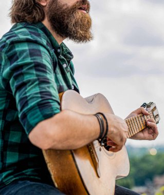 Gitar çalan müzik tarzı bir adam. Gitar çalan bir müzisyenin elleri. Akustik gitarlar çalıyor. Müzik konsepti. Gitar akustiği. Gitar çalan erkek müzisyen, müzik aleti.