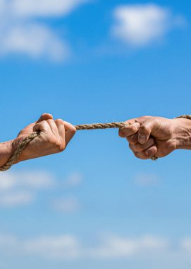 Kurtarma, yardım, el hareketlerine yardım. Savaş halatı çekişmesi. İp, ip. El ele tutuşmak, ipe tırmanmak, güç ve kararlılık. Sıkı tutun. İki el, bir arkadaşın yardım eli..
