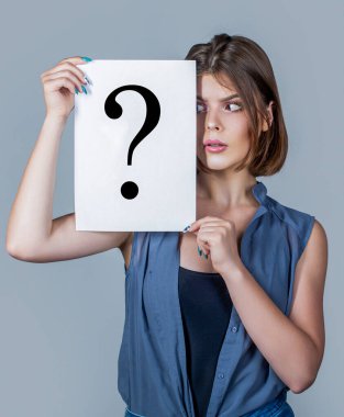 Elinde kağıt soru işareti tutan bir kız. İsimsiz bir kadın. Kendine soru soran şüpheli bir kız. Soru işaretli kağıt notlar. Karışık kadın düşüncesi ve soru işareti.