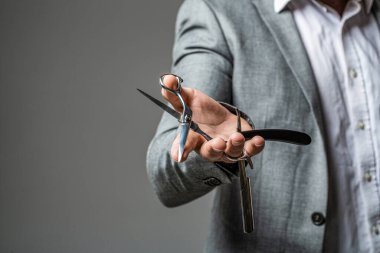 Erkek tıraşı, tıraş. El, jilet, makas. Adam elinde klasik bir jilet ve makas tutuyor. Berber dükkanında bir erkek. Berber makası ve ustura, berber dükkanı. Berber dükkanında erkek tıraşı.