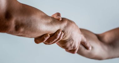 İki el, silah arkadaşına yardım, takım çalışması. El kavramına ve uluslararası barış ve destek gününe yardım etmek. Yardım elini kapat. Yakından el esnemesi. Uzanmış, izole edilmiş bir kol, kurtuluş.
