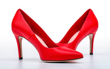 Kırmızı yüksek topuklu ayakkabılar beyaz arka planda izole edilmiş. Bir çift izole kırmızı yüksek cehennem ayakkabısı. Bir çift yüksek topuklu kırmızı ayakkabı. Beyaz arka planda kırmızı topuklu kadın ayakkabıları. Kadınlar için kırmızı ayakkabı.