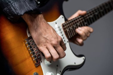 Gitar çalan adam. Elektro gitar çalan bir müzisyenin elleri. Elektro gitar, gitarist, müzisyen rock. Gitar akustiği. Rock grubu iş başında.