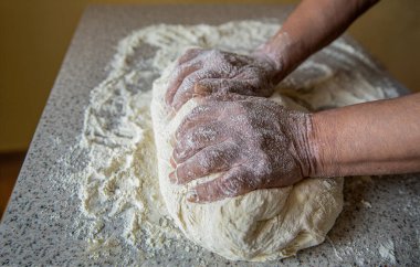 Hazırlık hamurları. Hazırlık hamuru kadın eli gibidir. Pastanede erkeklerin elinden para kazanıyordum. Eller hamur. Kadın eli pizza için hamur yapıyor. Mutfakta şef mangır hazırlar..