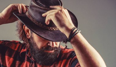 Deri kovboy şapkası. Şapkalı kovboylar. Yakışıklı sakallı maço..