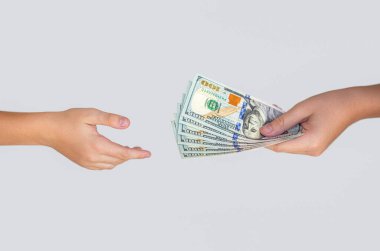 Para, nakit. Yığınla parayı diğer ele teslim etmek. Adam kadınlara dolar banknotları veriyor. Elinde 100 dolarlık banknotlar tutan bir kadın. Gri arka plandaki başka birine geçiyor..
