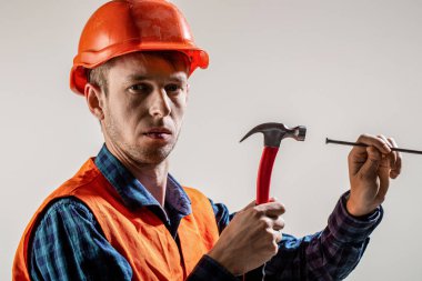 İşinin ehli. Çalışırken Hummer kullanan tamirciler. Çekiç yardımıyla miğferli bir tamirci çiviliyor. İnsan üreticisi. Çekiç sesi. Çekiç el çivisi. Miğferli, çekiçli, tamirci.