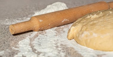 Taze çiğ hamur ve rulo. Pizza ya da ekmek pişirmek için çiğ hamur. Pizza ve merdane için Hamur. Mutfak masasında ev yapımı pizza..