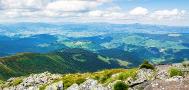 Dağ manzarası. En yüksek dağdan panoramik manzara. Dağ yolu. Dağlarda ilkbahar manzarası. Dağlar yüksek kayalık zirveler.