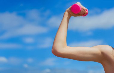 Sportif kız. Ahmak. Uygun kadın egzersiz kasları. Dambılı zayıf bir adam. Spor fitness kızı. Dambılı kaslar. Zayıf adam ağırlık kaldırır, dambıllar, bisepsler, kaslar, fitness.