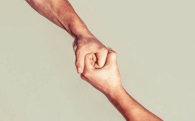 İki el, bir arkadaşın koluna yardım, takım çalışması. Kurtarma, el hareketlerine yardım etme. El konseptine yardım etmek, destek olmak. İki el, tokalaşma. Dikey, yardım.