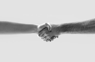 El sıkışalım. İki kişi arasında selamlaşma kavramı. El sıkışın. Yardım, yardım. Anlaşma ya da başarı konsepti. Anlaşma tokalaşması. Siyah ve beyaz.