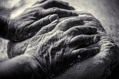 Eller hamur. Büyükannenin ekmek ve turta için hamur pişirmesi. Pastanede erkeklerin elinden para kazanıyordum. Siyah ve beyaz.