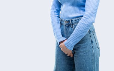 Kadın elleri kasıklarını tutuyor. Hasta kadın elleri kasığının altını bastırıyor. Tıbbi ya da jinekolojik sorunlar, sağlık hizmetleri kavramı.