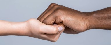 Yardım eli uzatma, kurtarma, bakım, çok ırklı insanlar. Afrikalı ve Kafkas elleri. Yardım eli uzatma, kurtarma hareketi. Siyah beyaz insan elleri. Bir başkasına yardım eli uzatmak..