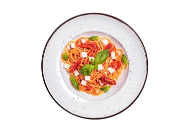 Parmesan peynirli spagetti Napoli. Geleneksel İtalyan yemeği, makarna. Klasik domates soslu makarna, parmesan peyniri ve tabakta taze fesleğen. Makarna, spagetti..