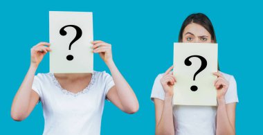 Soru işareti olan kız. Anonim bir kadın, sorgulama sembolünün arkasına bakıyor, anonim, bilinçsiz. Soru işaretli kağıt notlar.