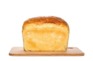 Tahta kesme tahtasına ekşi ekmek. Beyaz arka planda izole edilmiş ahşap kesme tahtasının üzerinde taze pişmiş ekmek. Ekmek somunu ahşap bir kesme tahtasında sergilenir, taze, ev yapımı..
