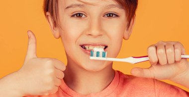 Diş fırçaları, baş parmaklar falan. Küçük çocuk diş temizliyor. Diş hijyeni, diş fırçası diş macunu.