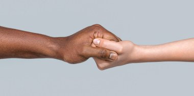 Bir başkasına yardım eli uzatmak. Kadın ve Afrikalı kadın eli. Siyah beyaz insan elleri. Afrikalı ve Kafkas elleri. Yardım eli, kurtarma..