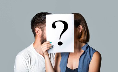 Elinde kağıt soru işareti olan çift. İsimsiz, erkek ve kadın sorusu. Öpüşen çift, tanınmayan. Sorunlar ve çözümler. Kavga eden bir çift. İnsanlar arasında kavga. Çiftte sorun, soru işareti.