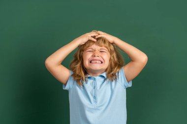 Baş ağrısı. Çocuk kafaya dokunuyor ve migreni tutuyor. Üzgün suratlı öfkeli küçük çocuklar, çığlık, ağlama, ağlama. Çocuk bağırması. Küçük çocuk bağırıyor, çok ağlıyor. Çocuksu kaprisler, öfke nöbetleri.