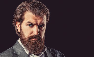 Geleceğe bakan yakışıklı sakallı bir adamın portresi. Mükemmel sakal. Siyah arka planda duran genç sakallı adamın yakın çekimi..