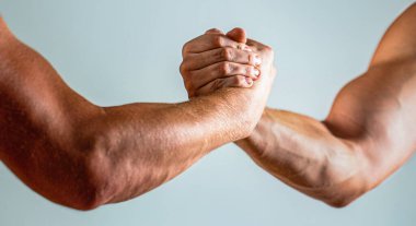 Dostça tokalaşma, dostça selamlaşma, takım çalışması, arkadaşlık. Yardım jesti veya eller