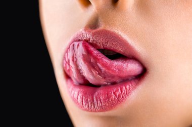 Dil, dudaklar, ağız. Seksi, şehvetli kadınların ağzı. Gülümse, ağızda tazelik. Dil yalama. Seksi dudakları ve seksi dili olan, gülümseyen bir kadın. Yaklaş, güzel ağızlı makro..